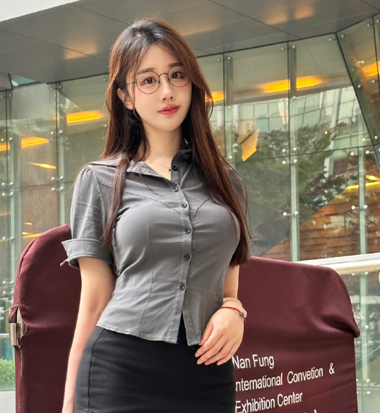 擦边起家“装正经”讲课？轩子巨2兔转型讲师，半夜偷偷在B站开播__擦边起家“装正经”讲课？轩子巨2兔转型讲师，半夜偷偷在B站开播