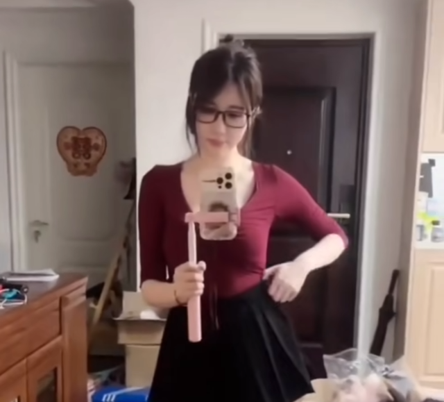 擦边起家“装正经”讲课？轩子巨2兔转型讲师，半夜偷偷在B站开播_擦边起家“装正经”讲课？轩子巨2兔转型讲师，半夜偷偷在B站开播_