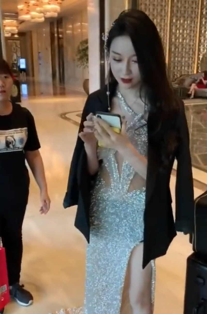 刘一手没给女孩买过包，只给董莹莹买包，文儿欢迎豆豆加入大家庭__刘一手没给女孩买过包，只给董莹莹买包，文儿欢迎豆豆加入大家庭