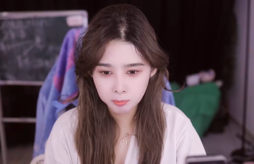 请尊重我的擦边,女主播退鱼放飞自我,挑衅超管不扣分就解扣子__请尊重我的擦边,女主播退鱼放飞自我,挑衅超管不扣分就解扣子