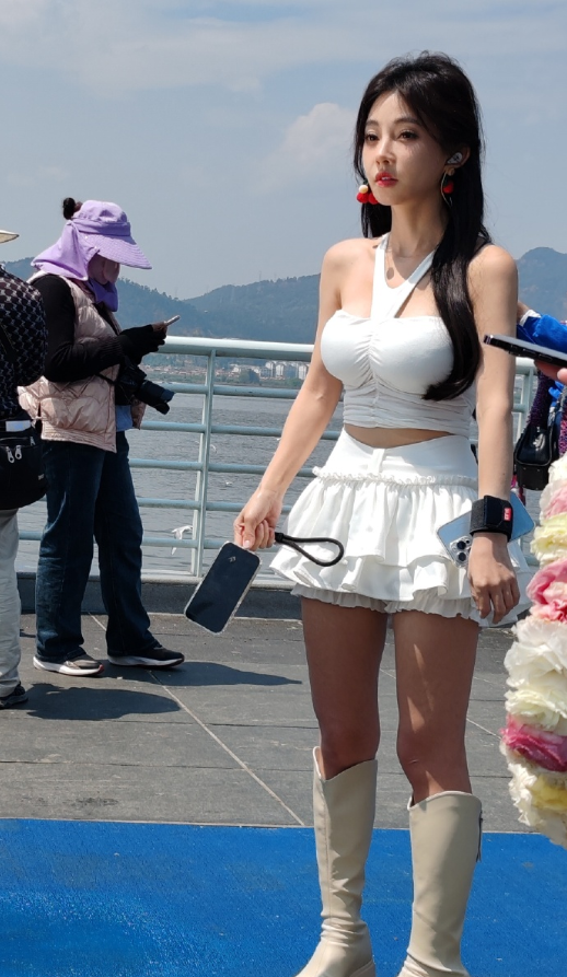 冯提莫晒泳装照“腰线”登上热搜？​玄律谈在YY的未来，肯定会有打算__冯提莫晒泳装照“腰线”登上热搜？​玄律谈在YY的未来，肯定会有打算