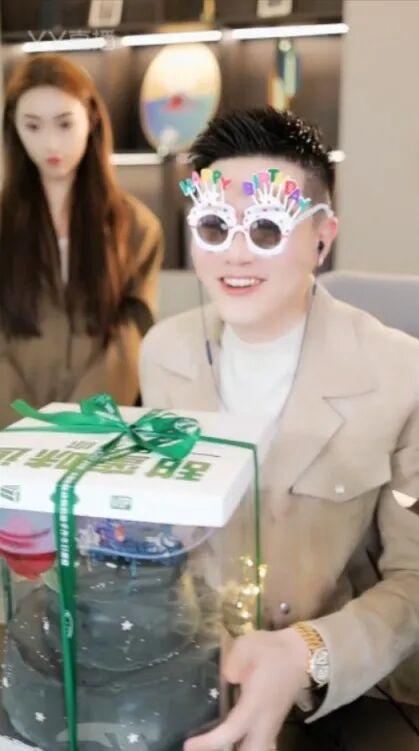 冯提莫晒泳装照“腰线”登上热搜？​玄律谈在YY的未来，肯定会有打算_冯提莫晒泳装照“腰线”登上热搜？​玄律谈在YY的未来，肯定会有打算_