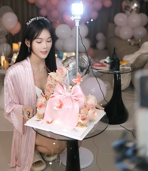 芮甜甜低调庆生，众大哥豪刷送名牌包，徐梦尧曝啧哥不玩YY了，已无联系_芮甜甜低调庆生，众大哥豪刷送名牌包，徐梦尧曝啧哥不玩YY了，已无联系_