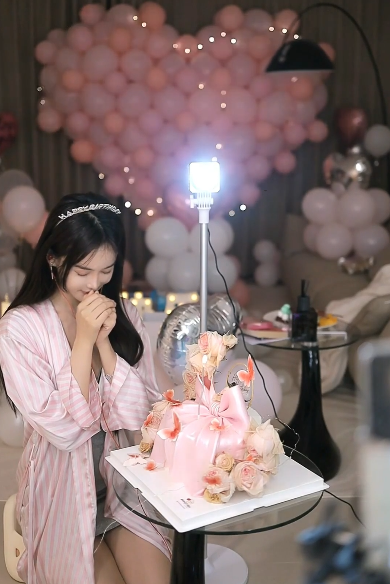 芮甜甜低调庆生，众大哥豪刷送名牌包，徐梦尧曝啧哥不玩YY了，已无联系__芮甜甜低调庆生，众大哥豪刷送名牌包，徐梦尧曝啧哥不玩YY了，已无联系