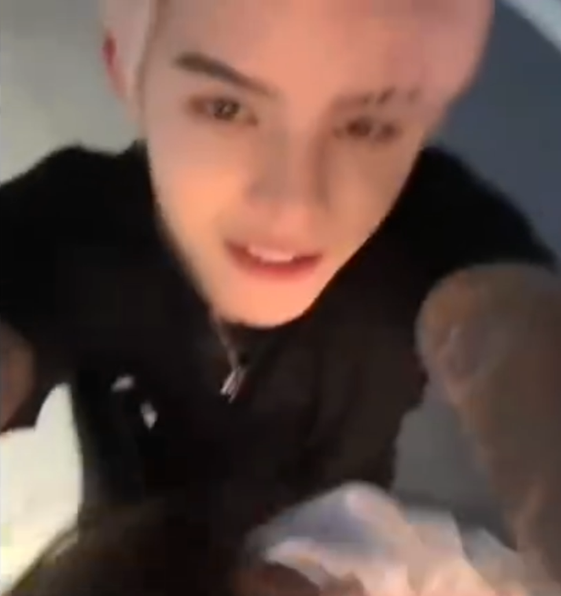 牌牌琦小伊伊花22万买两条牛仔裤？傲娇美公开和殷世航恋情，但不打算官宣__牌牌琦小伊伊花22万买两条牛仔裤？傲娇美公开和殷世航恋情，但不打算官宣