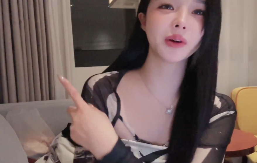 建议你还是把衣服穿上，苏恩闺蜜想要洗澡，担心窗户玻璃反光永封__建议你还是把衣服穿上，苏恩闺蜜想要洗澡，担心窗户玻璃反光永封