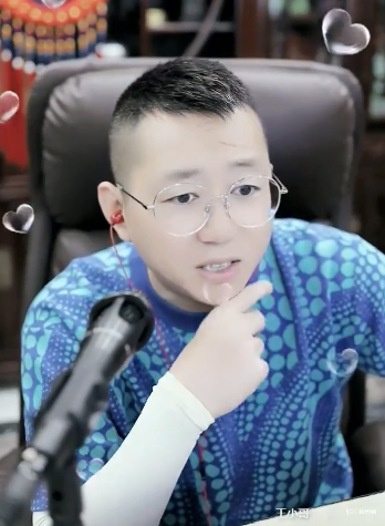 王小源非常佩服辛巴，挺给自己面子，变性网红黄析溪素颜被网友骂长丑__王小源非常佩服辛巴，挺给自己面子，变性网红黄析溪素颜被网友骂长丑