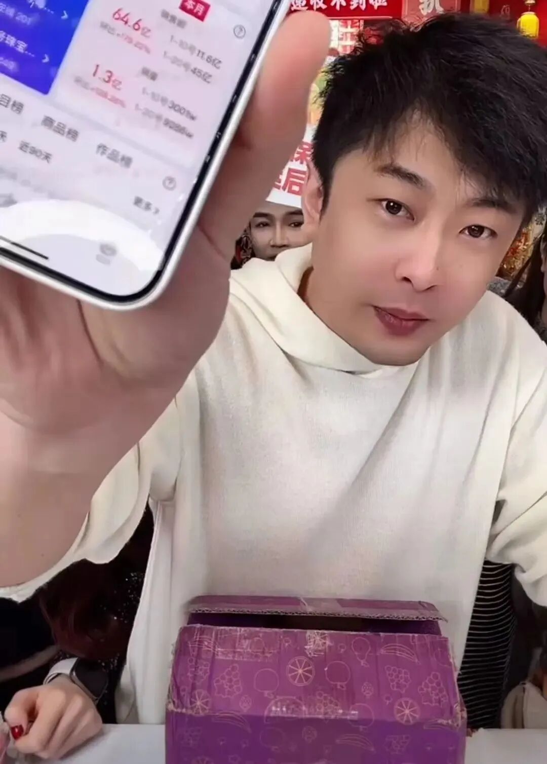 _王小源非常佩服辛巴，挺给自己面子，变性网红黄析溪素颜被网友骂长丑_王小源非常佩服辛巴，挺给自己面子，变性网红黄析溪素颜被网友骂长丑