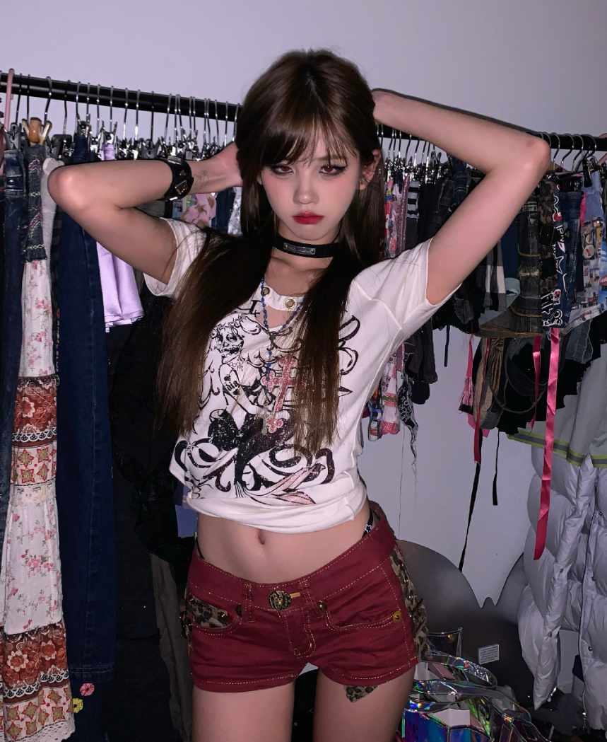 吴卓羲微博现张馨予疯狂床照__假装批评