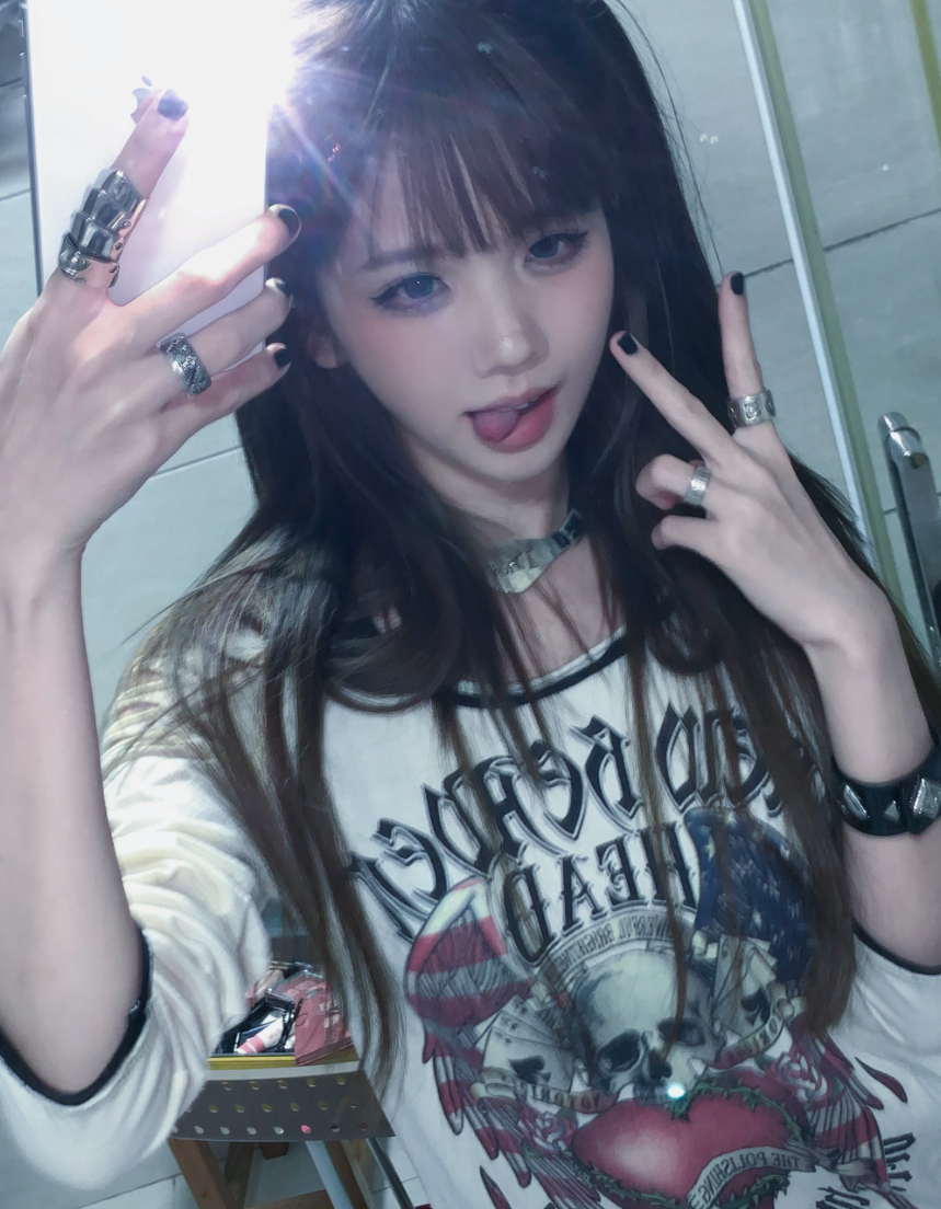 _假装批评_吴卓羲微博现张馨予疯狂床照