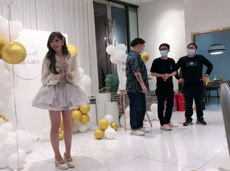 再穿“魔女耳环”战袍，米娜复播接连被警告，这撞衫撞得太形象了__再穿“魔女耳环”战袍，米娜复播接连被警告，这撞衫撞得太形象了