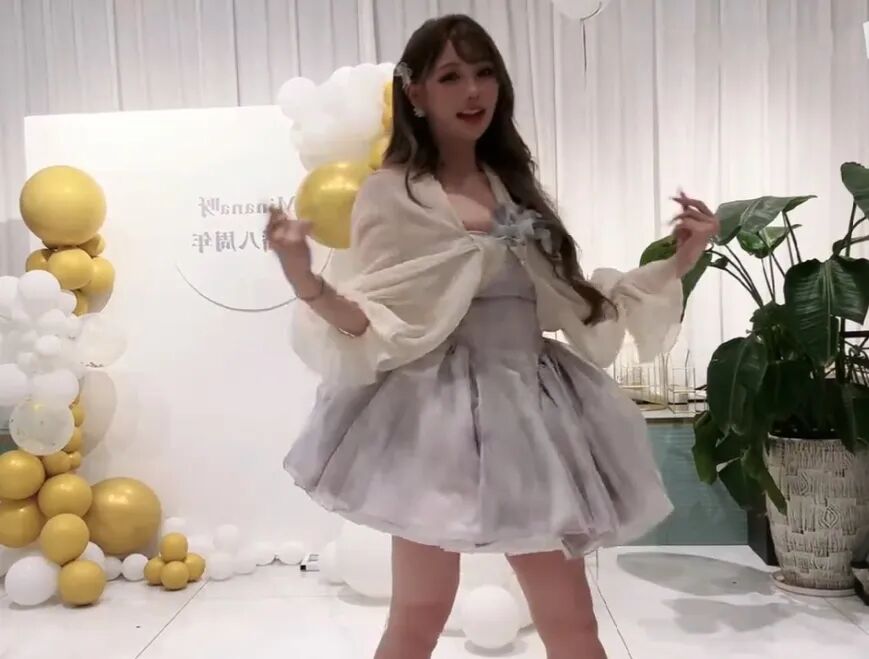 再穿“魔女耳环”战袍，米娜复播接连被警告，这撞衫撞得太形象了__再穿“魔女耳环”战袍，米娜复播接连被警告，这撞衫撞得太形象了