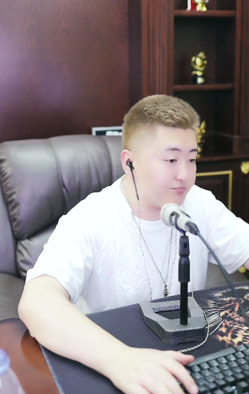 yy主播大佛避类_跟组演员签约费_