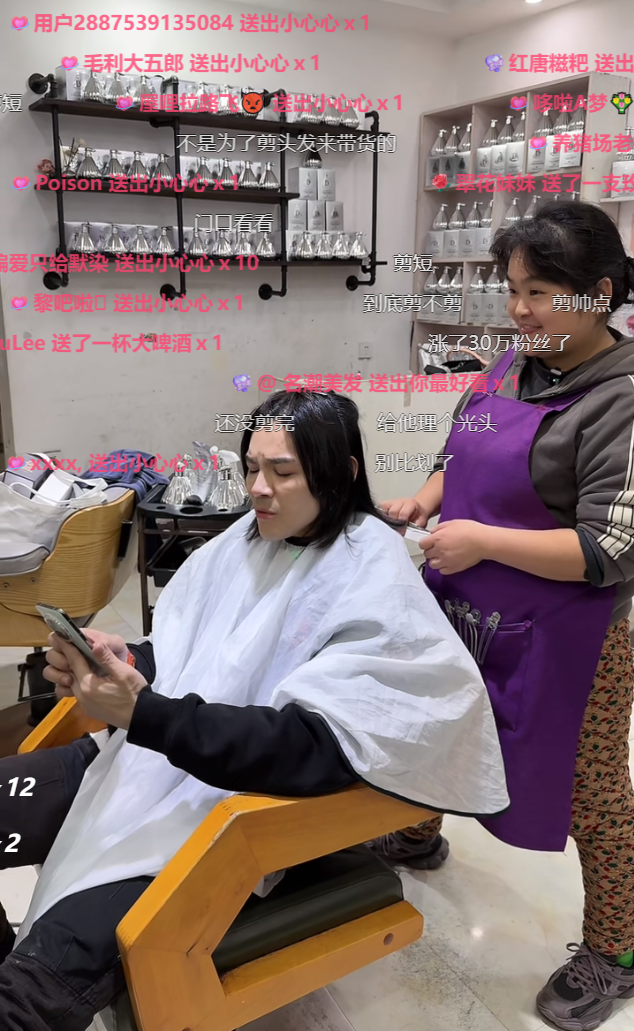 向佐今晚找晓华理发，开心极了！天佑讲述见李四啥也没掏到__向佐今晚找晓华理发，开心极了！天佑讲述见李四啥也没掏到