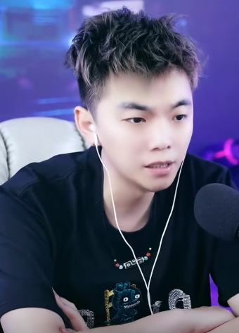 _阿哲刷700万哭的视频_阿哲年度刷600万视频