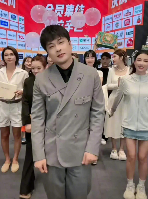 辛巴自曝某音10位数挖过自己！婉拒平台出山，蛋蛋替师出征！__辛巴自曝某音10位数挖过自己！婉拒平台出山，蛋蛋替师出征！