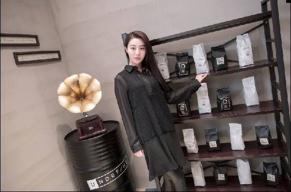 YY超颜值美女主播：朵朵写真照片第7张