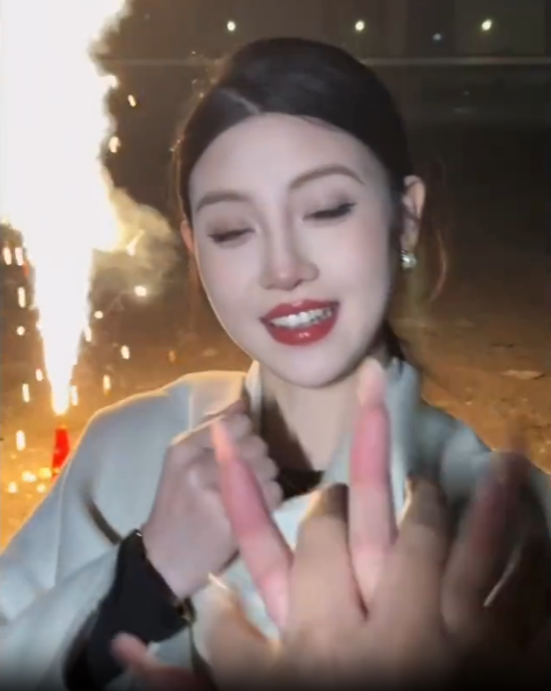 驴家桐桐老公一只手出镜,年纪应该不大!薛小婉回应何时生孩子?_驴家桐桐老公一只手出镜,年纪应该不大!薛小婉回应何时生孩子?_