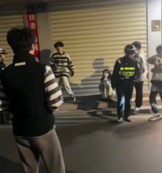 _她绿我凭什么？纯爱战士老白丫应声倒地，千里突击女友当街痛哭_她绿我凭什么？纯爱战士老白丫应声倒地，千里突击女友当街痛哭