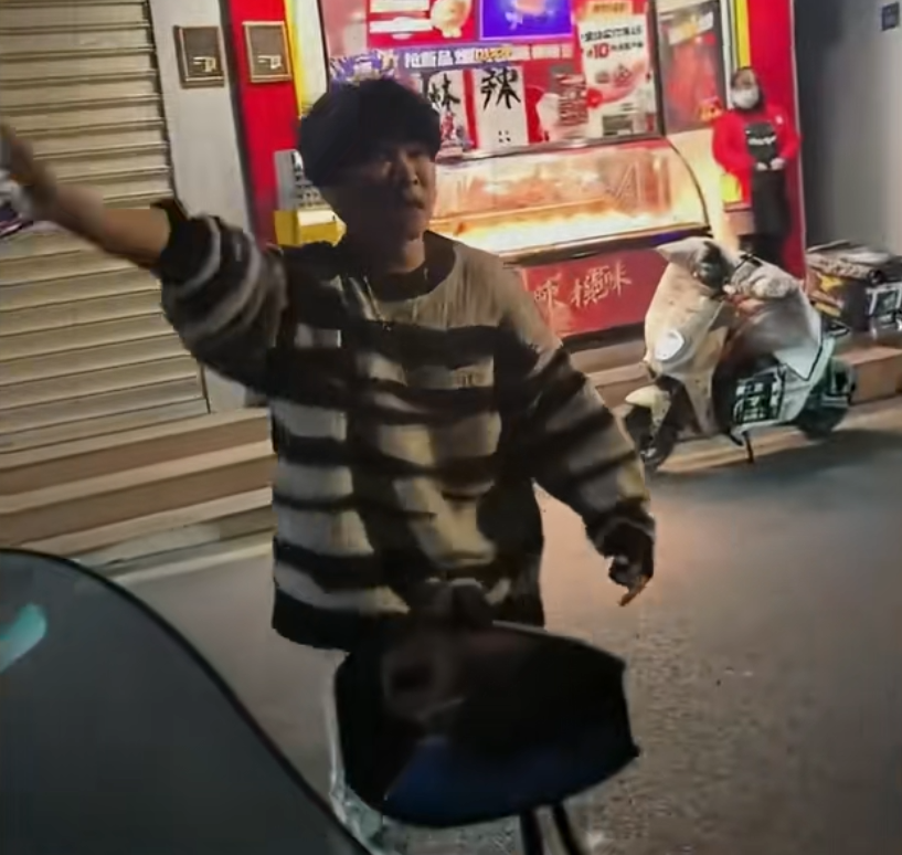 她绿我凭什么？纯爱战士老白丫应声倒地，千里突击女友当街痛哭__她绿我凭什么？纯爱战士老白丫应声倒地，千里突击女友当街痛哭