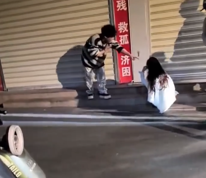 她绿我凭什么？纯爱战士老白丫应声倒地，千里突击女友当街痛哭__她绿我凭什么？纯爱战士老白丫应声倒地，千里突击女友当街痛哭