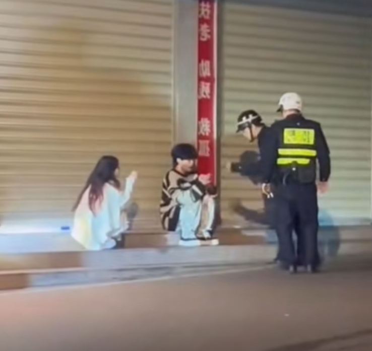 她绿我凭什么？纯爱战士老白丫应声倒地，千里突击女友当街痛哭_她绿我凭什么？纯爱战士老白丫应声倒地，千里突击女友当街痛哭_