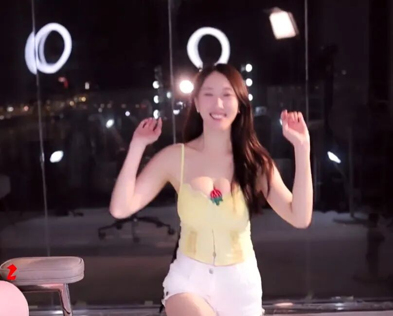 扣分“老实”不敢跳舞，某音大哥连刷超火，小小玉酱“下跪”感谢__扣分“老实”不敢跳舞，某音大哥连刷超火，小小玉酱“下跪”感谢