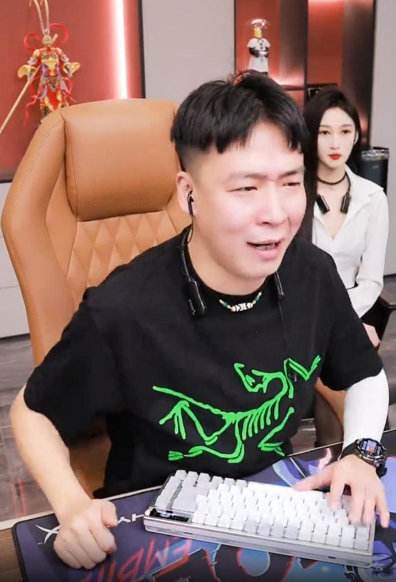 二驴方丈曾酒后相约一起离婚?挺哥吐槽刘一手年会带走6瓶茅台!__二驴方丈曾酒后相约一起离婚?挺哥吐槽刘一手年会带走6瓶茅台!