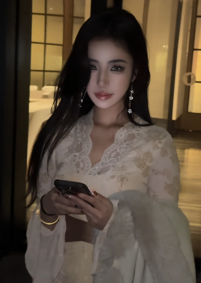 老白不喝酒与闪了又闪再合体！劳斯莱斯高调，网友：这是要官宣？__老白不喝酒与闪了又闪再合体！劳斯莱斯高调，网友：这是要官宣？