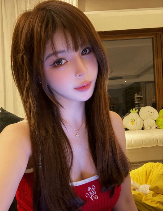 何婧婧直播惊现“意外”走光？剪个刘海年轻十岁？斗鱼苏恩新造型__何婧婧直播惊现“意外”走光？剪个刘海年轻十岁？斗鱼苏恩新造型