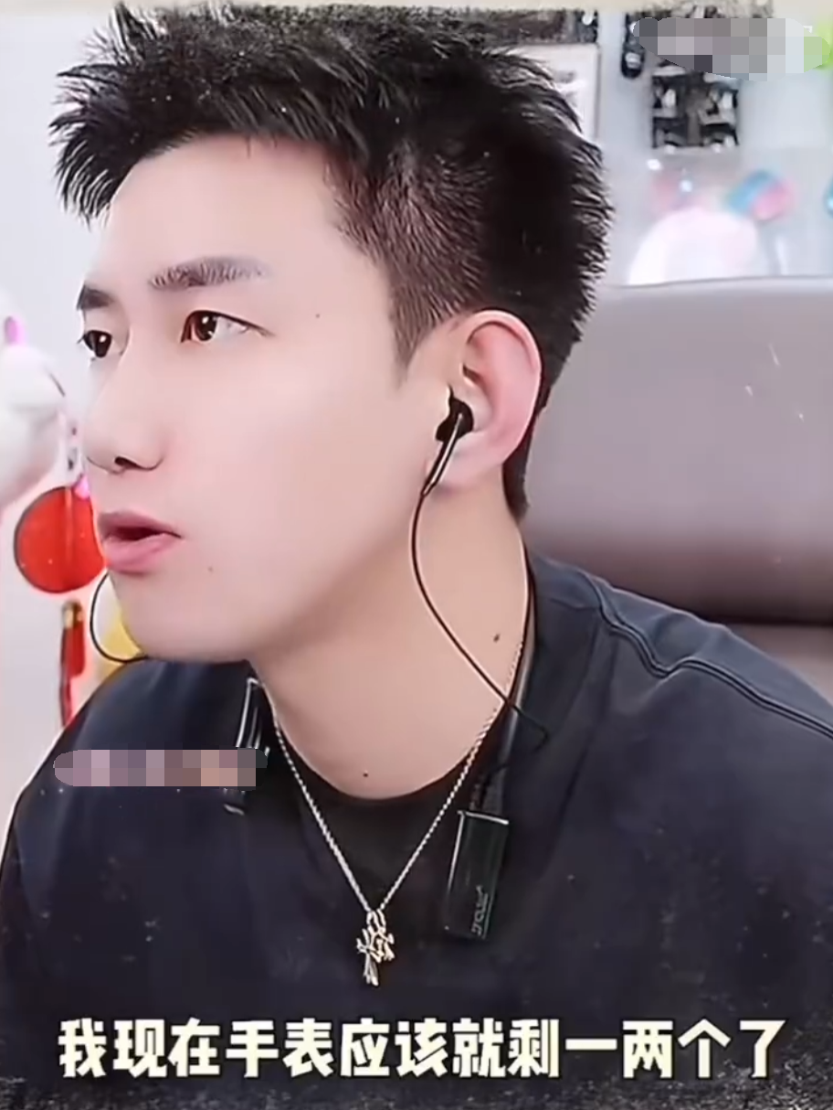 铁岭小辉不该得罪仙家和蓝裤衩家？阿哲为赔YY违约金卖掉手表？_铁岭小辉不该得罪仙家和蓝裤衩家？阿哲为赔YY违约金卖掉手表？_