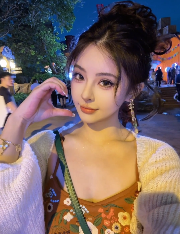 直播间土豪刷礼物是真的吗_直播间神豪怒刷150000w_