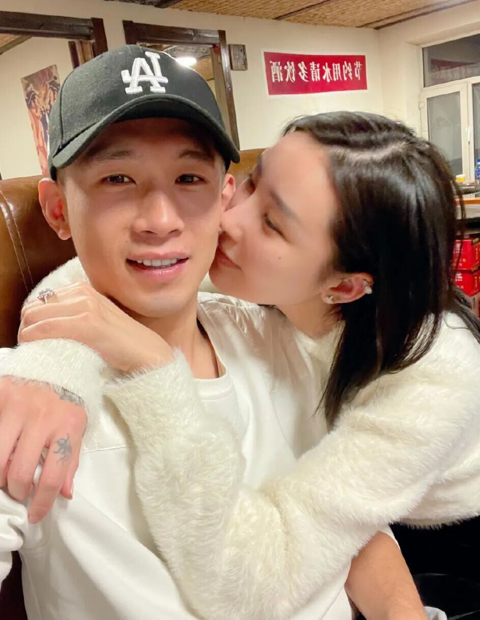 _天佑前妻陈静莹直播控诉,分手后一直遭网暴:女性为何总