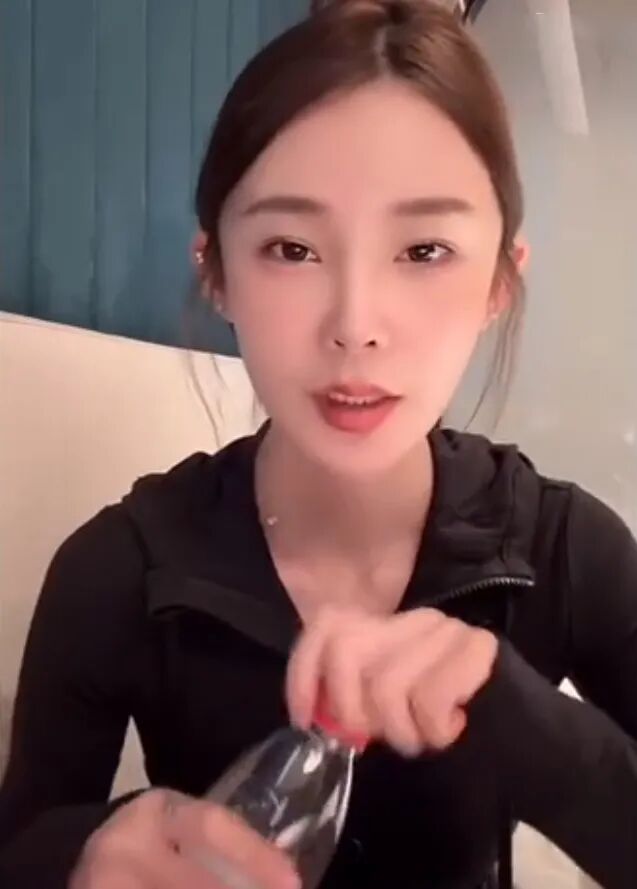 _天佑前妻陈静莹直播控诉,分手后一直遭网暴:女性为何总