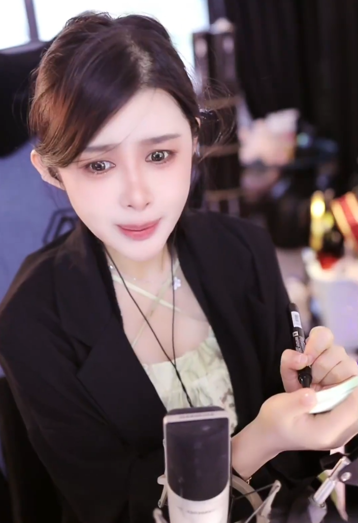 _当众撒狗粮视频_直播间撒狗粮