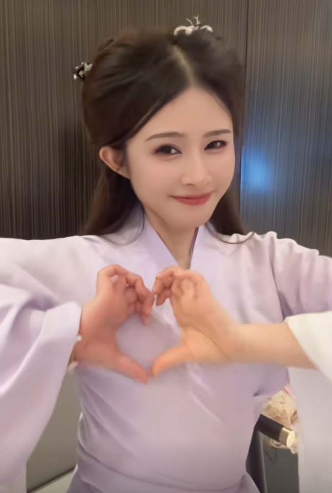 当众撒狗粮视频_直播间撒狗粮_