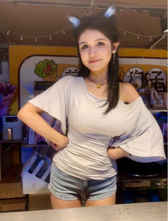 _夜市摊边的小女孩新闻_夜市摊边的小女孩