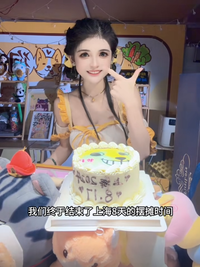 夜市摊边的小女孩新闻__夜市摊边的小女孩