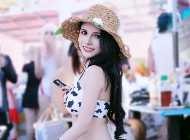 _狗头萝莉重返Cos圈？“奶牛泳装”现身漫展，重新拍片变现赚钱_狗头萝莉重返Cos圈？“奶牛泳装”现身漫展，重新拍片变现赚钱