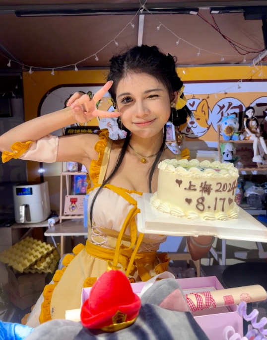 网红挣钱容易不公平？狗头萝莉首次变现，觉得太“烫手”做慈善__网红挣钱容易不公平？狗头萝莉首次变现，觉得太“烫手”做慈善