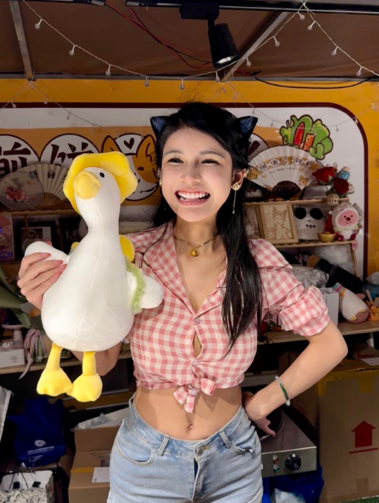 网红挣钱容易不公平？狗头萝莉首次变现，觉得太“烫手”做慈善__网红挣钱容易不公平？狗头萝莉首次变现，觉得太“烫手”做慈善