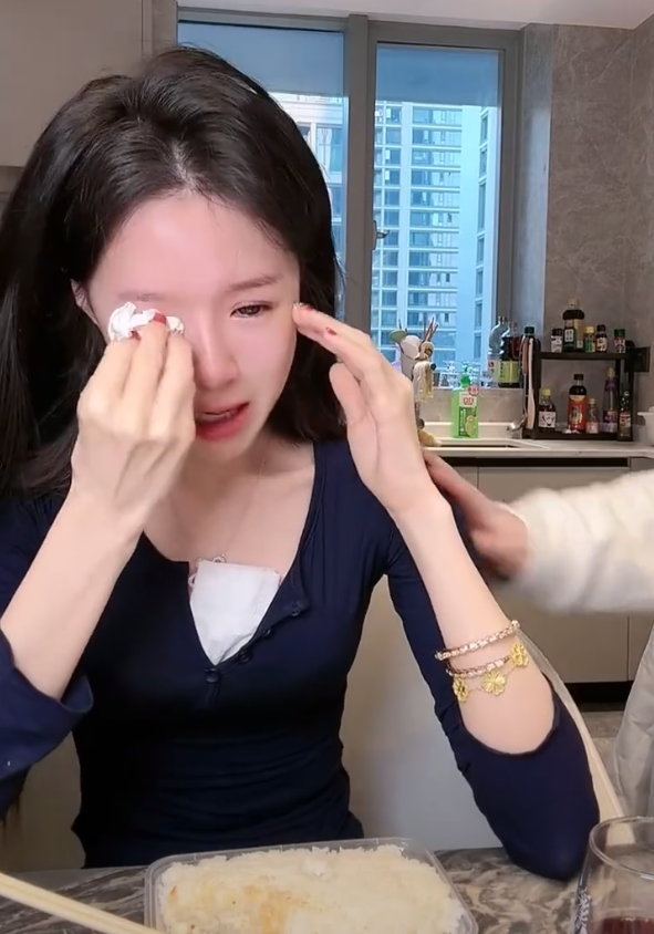 助理离职了，女网红直播痛哭！女网红小思雨官宣新恋情？__助理离职了，女网红直播痛哭！女网红小思雨官宣新恋情？