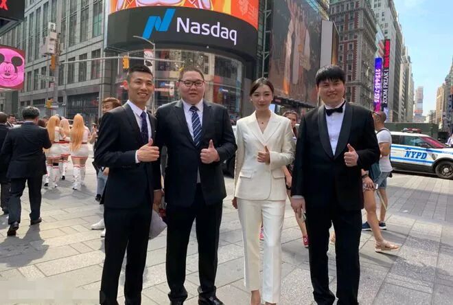 _斗鱼“敲钟”的来了俩，女流某音正式首秀，大仙冯提莫豪刷嘉年华_斗鱼“敲钟”的来了俩，女流某音正式首秀，大仙冯提莫豪刷嘉年华