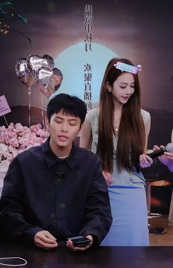 辛巴助理叫什么名字_辛巴助理是男的还是女的_