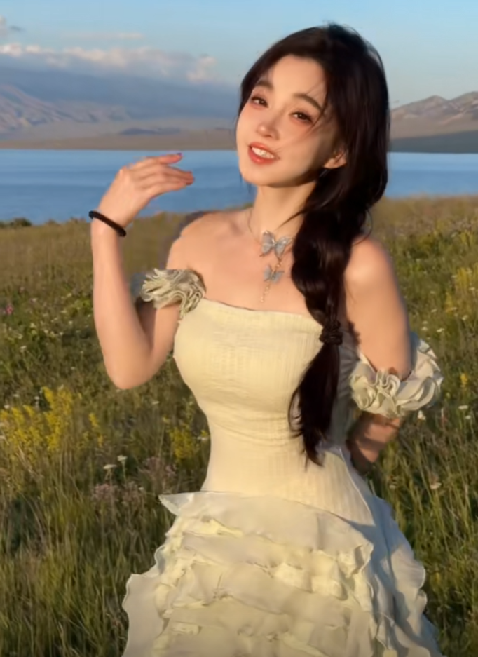 冯提莫遇暴雨打湿上衣,粉丝点唱《摇太阳》,竟真把太阳摇出来了__冯提莫遇暴雨打湿上衣,粉丝点唱《摇太阳》,竟真把太阳摇出来了