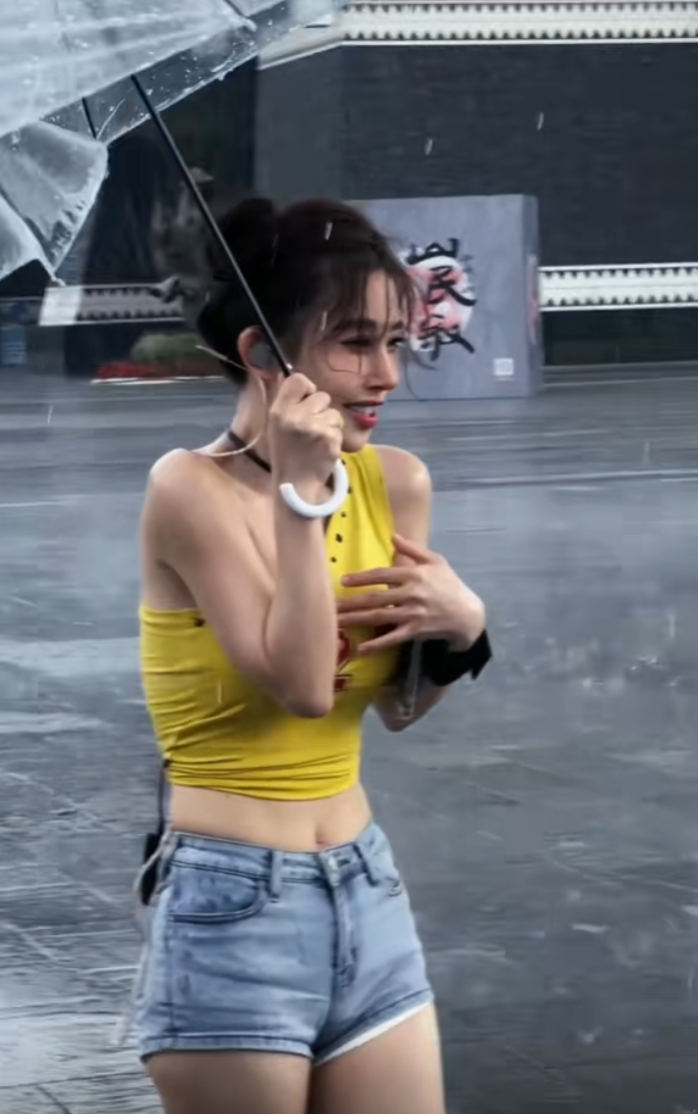 冯提莫遇暴雨打湿上衣,粉丝点唱《摇太阳》,竟真把太阳摇出来了__冯提莫遇暴雨打湿上衣,粉丝点唱《摇太阳》,竟真把太阳摇出来了