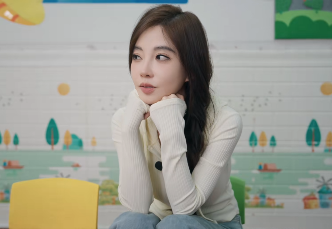 冯提莫遇暴雨打湿上衣,粉丝点唱《摇太阳》,竟真把太阳摇出来了__冯提莫遇暴雨打湿上衣,粉丝点唱《摇太阳》,竟真把太阳摇出来了