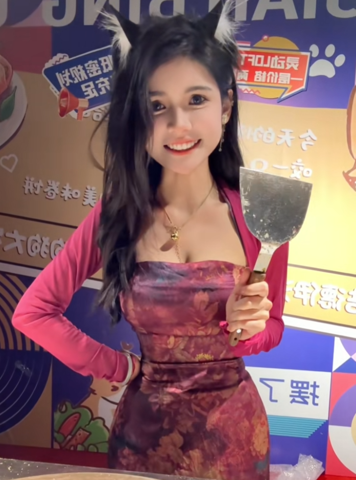 _导游带温泉团怎么介绍_狗头萝莉不卖煎饼了？刚做完置业顾问卖房，又跑到5A温泉当导游