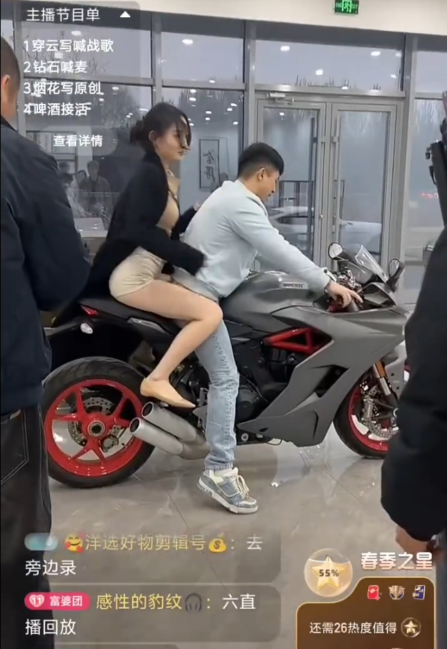 _奇太映携爱女亮相超人回来了_约旦最美王后携长女亮相