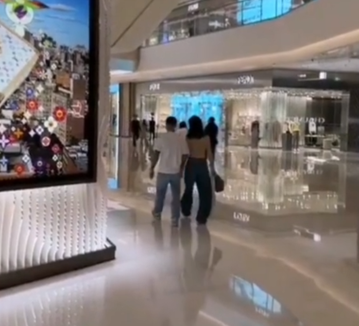 _约旦最美王后携长女亮相_奇太映携爱女亮相超人回来了